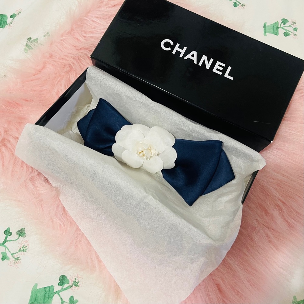 Authentic Vintage Chanel hair barrette clip bow